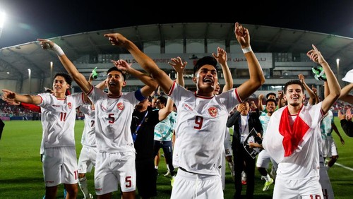 DOHA, QATAR - APRIL 25: Players of Indonesia celebrate the victory after the AFC U23 Asian Cup Quarter Final match between South Korea and Indonesia at Abdullah Bin Khalifa Stadium on April 25, 2024 in Doha, Qatar. (Photo by Zhizhao Wu/Getty Images)
