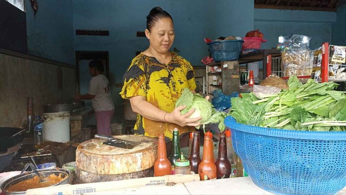Seorang pedagang makanan asal Klungkung, Ni Nyoman Reni (60), merupakan salah satu peserta Jaminan Kesehatan Nasional (JKN) segmen Pekerja Bukan Penerima Upah (PBPU).