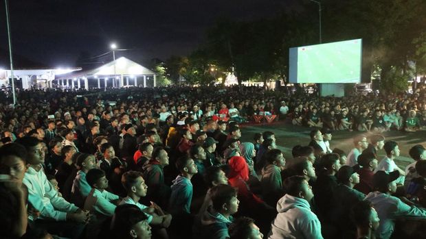 Seribu orang menonton laga Indonesia vs Korea Selatan di Polres Pasuruan Kota dengan antusias.