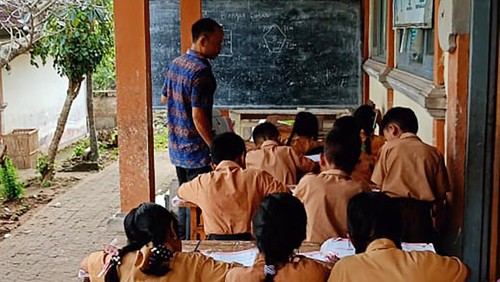 Siswa SDN 2 Batumadeg belajar di emperan guna menghindari ruang kelas roboh, Jumat (26/4/2024) (Dok I Wayan Sadra).