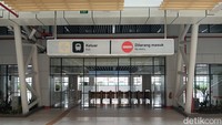 Bangunan Stasiun Karawang terdiri dari dua lantai. Seperti stasiun pada umumnya, lantai pertama bangunan Stasiun Karawang digunakan sebagai tempat keberangkatan dan kedatangan penumpang.