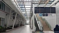 Dari luar, bangunan Stasiun Karawang ini cukup mirip dengan Stasiun Kereta Cepat Jakarta Bandung (KCJB) lainnya, dengan warna dominan putih dan abu-abu.