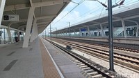 Peron kereta tersedia di lantai dua stasiun.