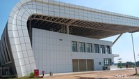 Seperti diketahui, PT KCIC memiliki empat stasiun tempat beroperasinya Kereta Whoosh. Namun, saat ini hanya tiga stasiun saja yang sudah beroperasi, yakni Stasiun Halim, Padalarang, dan Tegalluar. Sementara satu stasiun lain yang belum beroperasi adalah Stasiun Karawang.