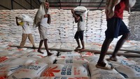 Pekerja mengangkut karung berisi beras di Gudang Bulog Baru (GBB) Sidomulyo, Kota Bengkulu, Bengkulu, Jumat (26/4/2024).