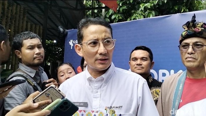 Menparekraf Sandiaga Uno seusai memberikan materi Workshop Kata Kreatif di Narmada, Lombok Barat, Jumat (26/4/2024). Foto: (Ahmad Viqi/detikBali).