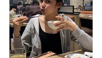 Momen makan Syifa Hadju di restoran juga kerap dibagikan. Begini serunya momen Syifa saat menikmati daging BBQ ala Jepang di sebuah restoran. Foto: Instagram @syifahadju