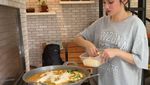 Syifa Hadju, Pacar Rizky Nazar Saat Masak Tom Yum dan Makan Es Krim