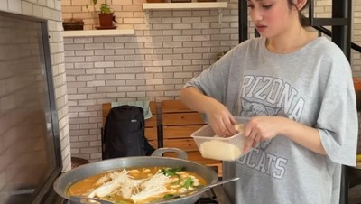 Syifa Hadju, Pacar Rizky Nazar Saat Masak Tom Yum dan Makan Es Krim