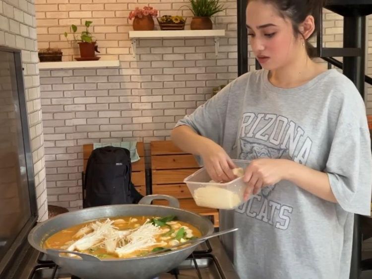 Syifa Hadju, Pacar Rizky Nazar Saat Masak Tom Yum dan Makan Es Krim