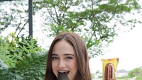 Syifa juga diketahui seorang model untuk produk es krim. Begini posenya ketika sedang menikmati es krim cokelat. Foto: Instagram @syifahadju