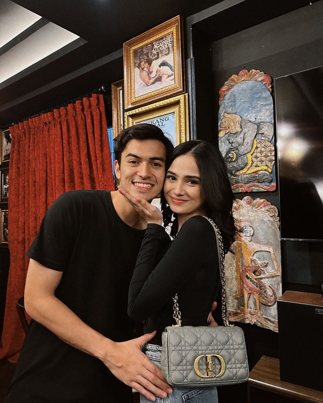 Aktris cantik Syifa Hadju mengumumkan jika dirinya dan Rizky Nazar telah putus setelah 5 tahun menjalin kasih. Hal itu ia sampaikan melalui konten eksklusif di akun Instagram pribadinya. Foto: Instagram @syifahadju