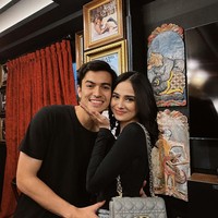 Aktris cantik Syifa Hadju mengumumkan jika dirinya dan Rizky Nazar telah putus setelah 5 tahun menjalin kasih. Hal itu ia sampaikan melalui konten eksklusif di akun Instagram pribadinya. Foto: Instagram @syifahadju