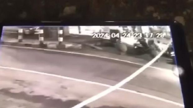 Tangkapan layar rekaman CCTV pengeroyokan di Kota Malang yang beredar di media sosial.