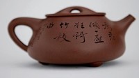 Teko teh yang satu ini terbuat dari tanah liat berwarna ungu di tahun 1948. Teko yang dibuat oleh seniman bernama Jiang Handing laku terjual pada harga Rp 32 miliar. Foto: Chandha Caudhary