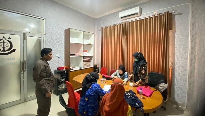 Tersangka NH menjalani pemeriksaan sebelum dilakukan penahanan di Kejari Lubuklinggau.
