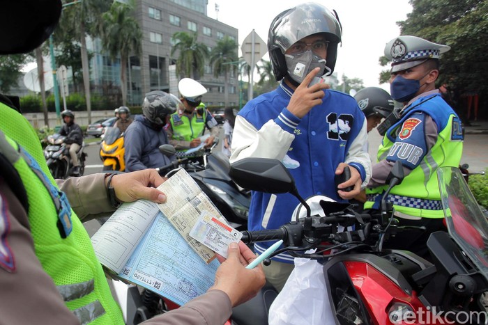 Razia kendaraan digelar di Bundaran HI, Jakarta. Sejumlah pemotor pun mendapat surat tilang manual.