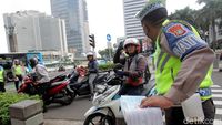 Tilang Manual Kendaraan Bermotor Di Bundaran HI