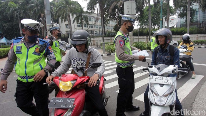 Tilang Manual Kendaraan Bermotor di Bundaran HI Razia kendaraan digelar di Bundaran HI, Jakarta. Sejumlah pemotor pun mendapat surat tilang manual.