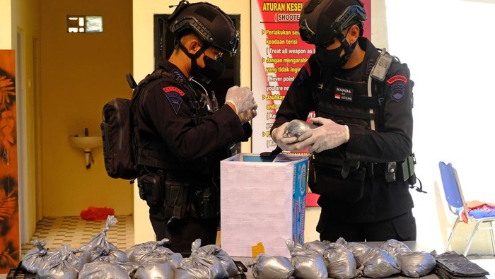 Tim Gegana Temanggung Musnahkan 35,8 Kg Bahan Peledak Kepulan asap membumbung saat pemusnahan barang bukti bahan peledak oleh tim Gegana Korps Brimob Satuan Penjinak Bom Polda Jawa Tengah di Desa Guntur, Temanggung, Jawa Tengah, Jumat (26/4/2024). Polres Temanggung memusnahkan sebanyak 35,8 kilogram bahan peledak atau bubuk mercon hasil operasi Pekat Candi 2024 untuk mencegah hal-hal yang tidak diinginkan. ANTARA FOTO/Anis Efizudin/nym.