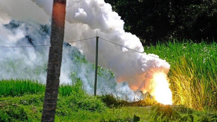 Kepulan asap membumbung saat pemusnahan barang bukti bahan peledak oleh  tim Gegana Korps Brimob Satuan Penjinak Bom Polda Jawa Tengah di Desa Guntur, Temanggung, Jawa Tengah, Jumat (26/4/2024). Polres Temanggung memusnahkan sebanyak 35,8 kilogram bahan peledak atau bubuk mercon hasil operasi Pekat Candi 2024 untuk mencegah hal-hal yang tidak diinginkan. ANTARA FOTO/Anis Efizudin/nym.