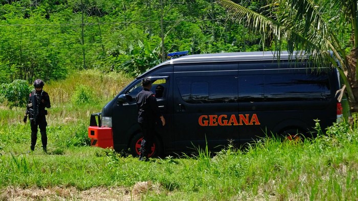 Tim Gegana Temanggung Musnahkan 35,8 Kg Bahan Peledak Kepulan asap membumbung saat pemusnahan barang bukti bahan peledak oleh tim Gegana Korps Brimob Satuan Penjinak Bom Polda Jawa Tengah di Desa Guntur, Temanggung, Jawa Tengah, Jumat (26/4/2024). Polres Temanggung memusnahkan sebanyak 35,8 kilogram bahan peledak atau bubuk mercon hasil operasi Pekat Candi 2024 untuk mencegah hal-hal yang tidak diinginkan. ANTARA FOTO/Anis Efizudin/nym.