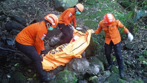 Tim SAR mengevakuasi jasa nenek berusia 80 tahun hilang. (Dok. Basarnas Maumere)