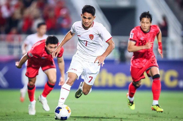Pesepak bola Timnas U-23 Indonesia Marselino Ferdinan (tengah) melewati dua pesepak bola Timnas U-23 Korea Selatan pada babak perempat final Piala Asia U-23 2024 di Stadion Abdullah bin Khalifa, Doha, Qatar, Jumat (26/4/2024) dini hari. Timnas U-23 Indonesia lolos ke semifinal Piala Asia U-23 setelah mengalahkan Korea Selatan melalui adu pinalti dengan agregat 11-10, setelah sebelumnya bermain imbang dengan skor 2-2. ANTARA FOTO/HO-PSSI/mrh/foc.