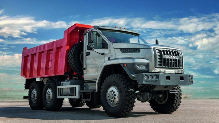 Truk moncong (bonnet truck).