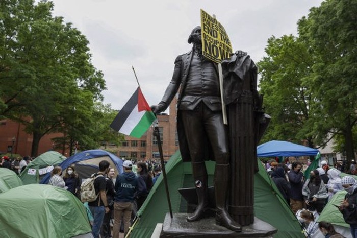 WASHINGTON, DC - APRIL 25: Activists with Students for Justice in Palestine participate in an encampment protest at the University Yard at George Washington University April 25, 2024 in Washington, DC. Student Activists at George Washington University have joined a range of campuses across the United States who have started encampments to call on their universities to divest financial ties from Israel.   Anna Moneymaker/Getty Images/AFP (Photo by Anna Moneymaker / GETTY IMAGES NORTH AMERICA / Getty Images via AFP)