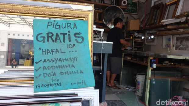 Usaha bingkai foto yang ditekuni Bobi