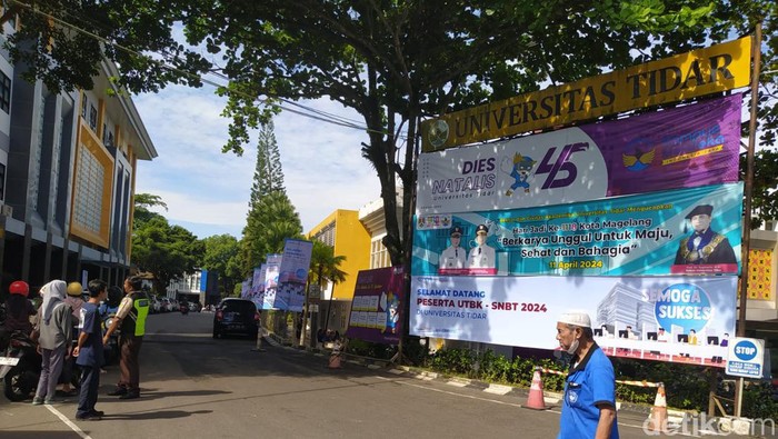 Spanduk ucapan selamat datang bagi peserta UTBK-SNBT yang berada di Kampus 1 Universitas Tidar (Untidar) di Tuguran, Jumat (26/4/2024).