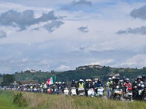 Puluhan Ribu Penggemar Vespa Kumpul di Pontedera, Ada Apa?