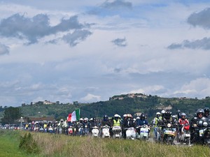 Puluhan Ribu Penggemar Vespa Kumpul di Pontedera, Ada Apa?