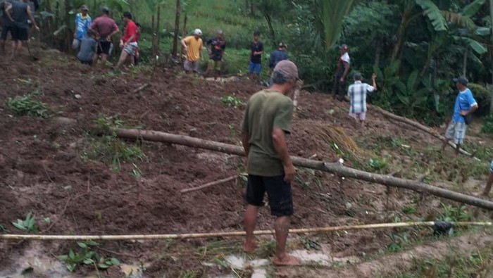 Warga Lakukan Pencarian Petani Tertimbun Longsor di Padalarang.