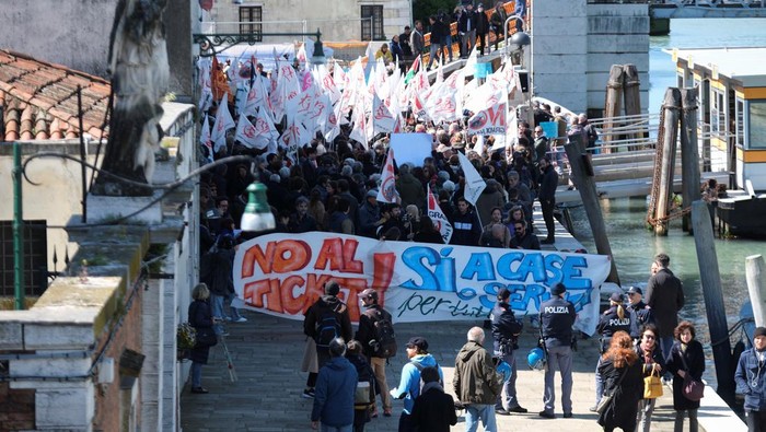 Warga Venesia Gelar Demo, Protes Aturan Tiket Masuk People protest against the introduction of the registration and tourist fee to visit the city of Venice for day trippers introduced by Venice municipality in a move to preserve the lagoon city often crammed with tourists in Venice, Italy, April 25, 2024. REUTERS/Manuel Silvestri