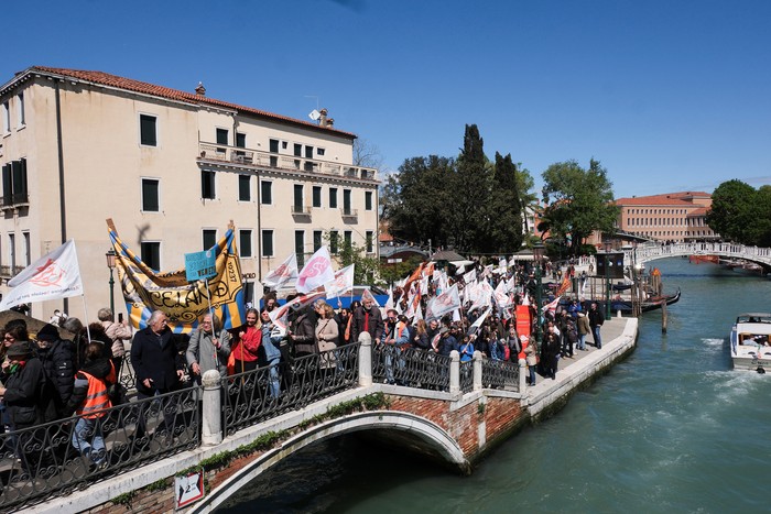 People protest against the introduction of the registration and tourist fee to visit the city of Venice for day trippers introduced by Venice municipality in a move to preserve the lagoon city often crammed with tourists in Venice, Italy, April 25, 2024. REUTERS/Manuel Silvestri