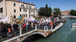Hari Pertama Venesia Pakai Tiket Masuk, Warganya Demo