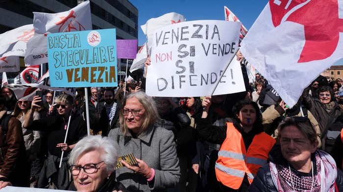 People protest against the introduction of the registration and tourist fee to visit the city of Venice for day trippers introduced by Venice municipality in a move to preserve the lagoon city often crammed with tourists in Venice, Italy, April 25, 2024. REUTERS/Manuel Silvestri