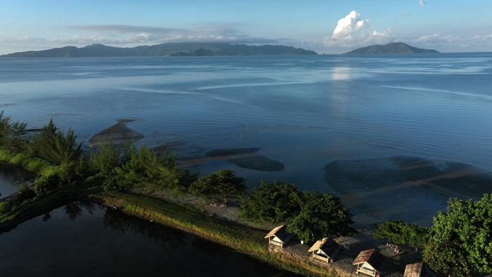 Foto udara Pantai Shaka dan Pulau Padamarang di Desa Sani-sani, Kecamatan Samaturu, Kolaka, Sulawesi Tenggara, Jumat (26/4/2024). Desa wisata tersebut menjadi destinasi unggulan di Kabupaten Kolaka dan masuk 75 desa di Anugerah Desa Wisata Indonesai 2023. ANTARA FOTO/Jojon/foc.