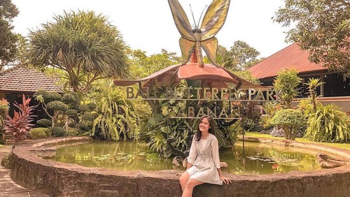Wisatawan di taman kupu-kupu Bali Butterfly Park, Desa Wanasari, Kabupaten Tabanan. (Instagram @balibutterflypark)