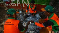 Kegiatan ini dilakukan saat para petugas tengah beristirahat, sambil meluangkan waktu mereka menyulap limbah botol plastik tersebut.  
