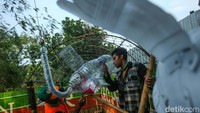 Limbah tersebut dikumpulkan dari aliran kali atau bank sampah di sekitar Kecamatan Penjaringan.  