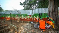 Sebidang lahan bekas urugan waduk dimanfaatkan para petugas ini sebagai taman. Nantinya taman ini akan terus dikembangkan dengan memanfaatkan limbah-limbah plastik yang tengah dikumpulkan.  