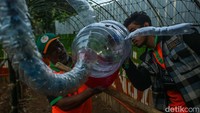 Awalnya ide kreatif ini datang dari petugas yang terinspirasi melalui tayangan youtube, tak butuh waktu lama limbah plastik langsung mereka kumpulkan dan dieksekusi. Biasanya petugas hanya butuh waktu satu jam untuk membuat soang anti hama tanaman ini.