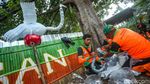 Kreatif! Limbah Botol Plastik Disulap Jadi Patung Soang