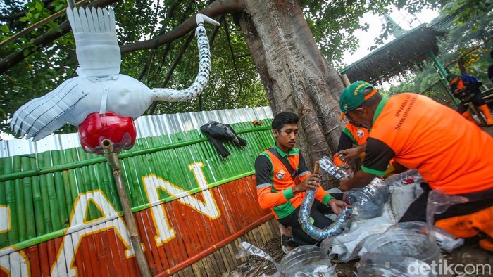 Wow! Limbah Botol Plastik Dosulap Jadi Patung Soang Petugas UPK Badan Air Kecamatan Penjaringan mengubah limbah botol plastik jadi patung soang. Patung soang itu diletakan di Taman Waduk Pluit untuk mengusir hama.