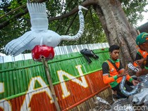 Kreatif! Limbah Botol Plastik Disulap Jadi Patung Soang