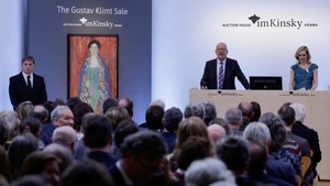 Potret Nona Lieser karya Gustav Klimt, sebuah lukisan seorang wanita muda yang belum selesai ketika seniman Austria itu meninggal, terjual di lelang pada hari Rabu (24/4) seharga 30 juta euro ($32 juta) atau sekitar Rp 520 miliar, meskipun ada pertanyaan terbuka tentang subjek dan kepemilikan sebelumnya.