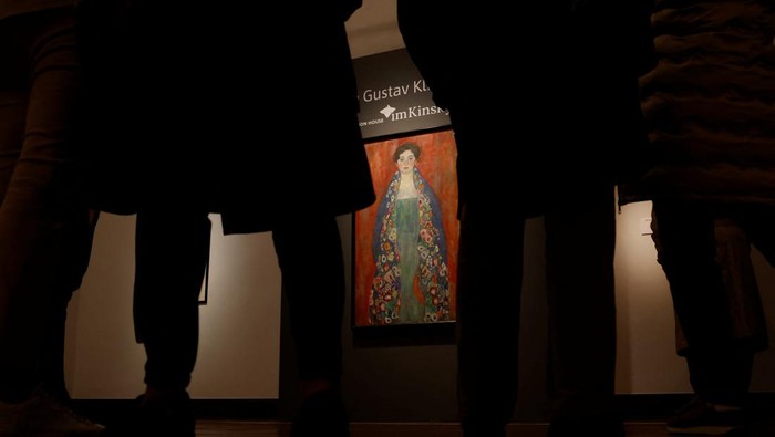 Auctionator Michael Kovacek, co-managing Director of Kinsky Auction House, oversees the bidding during the auction for Austrian artist Gustav Klimt's portrait 